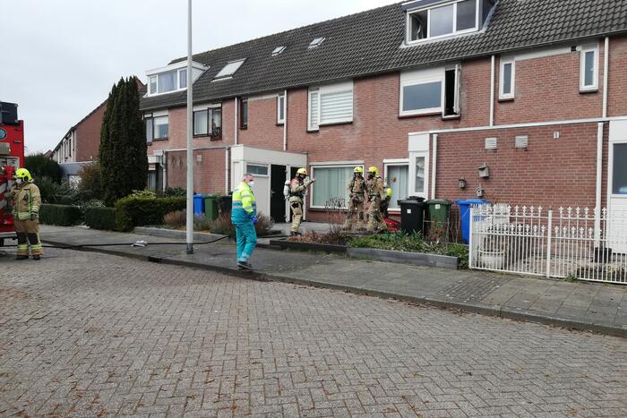 Zwarte rook uit woning door brand in slaapkamer