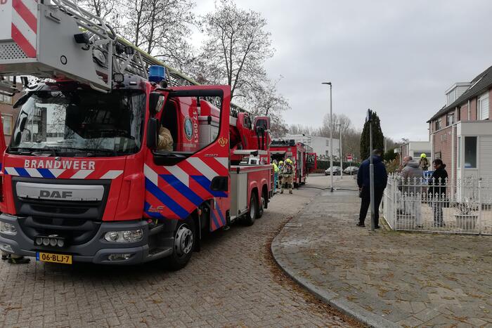 Zwarte rook uit woning door brand in slaapkamer
