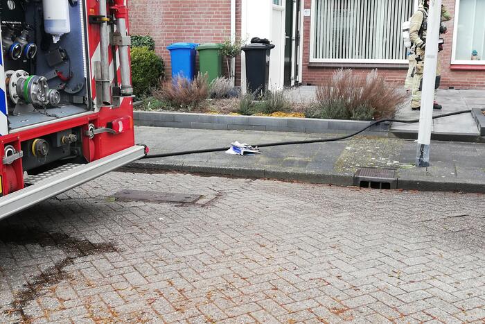 Zwarte rook uit woning door brand in slaapkamer