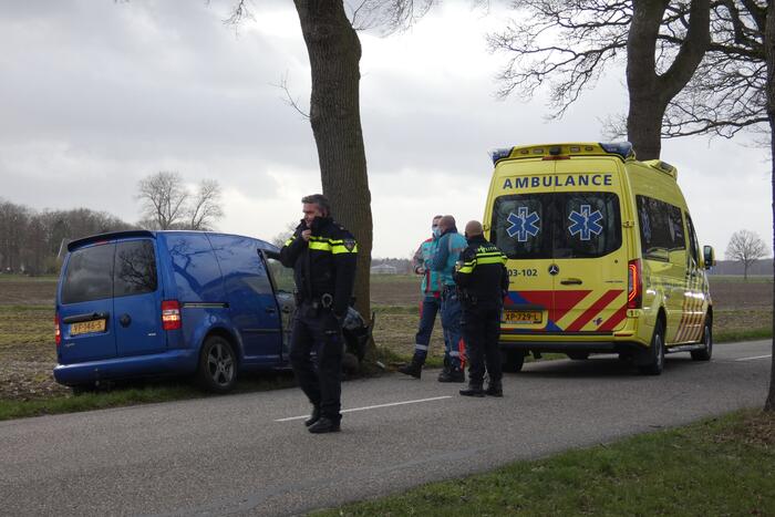 Persoon gewond bij botsing met boom