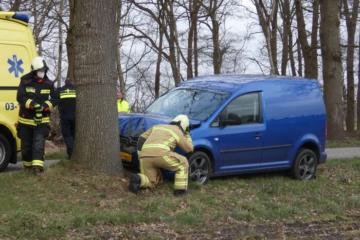 Persoon gewond bij botsing met boom