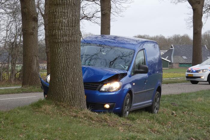 Persoon gewond bij botsing met boom