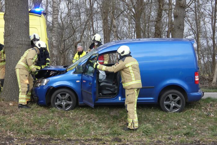 Persoon gewond bij botsing met boom