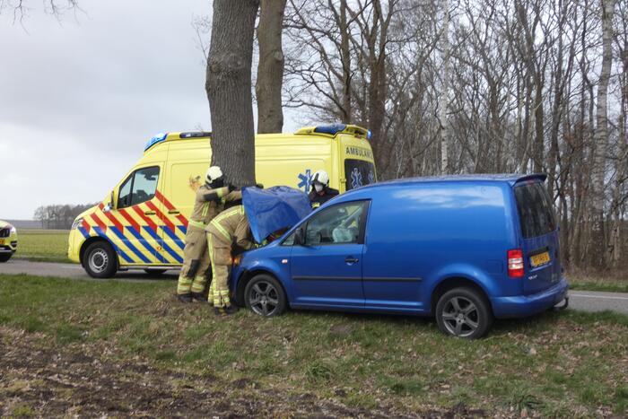 Persoon gewond bij botsing met boom