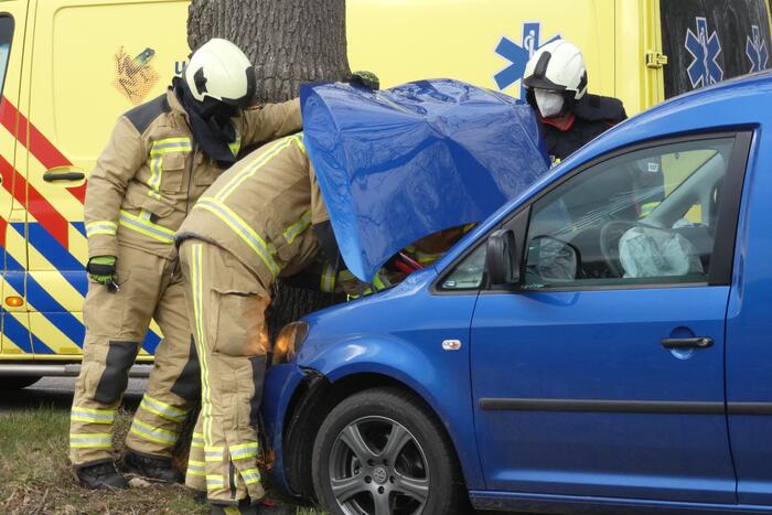 Persoon gewond bij botsing met boom