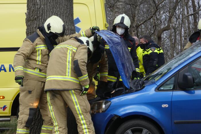 Persoon gewond bij botsing met boom
