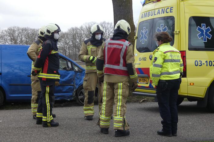Persoon gewond bij botsing met boom