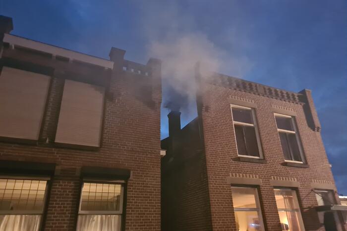 Veel rook door schoorsteenbrand