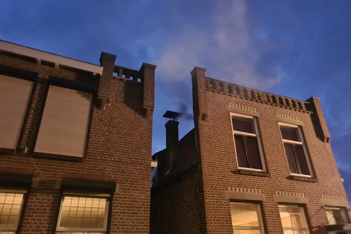 Veel rook door schoorsteenbrand