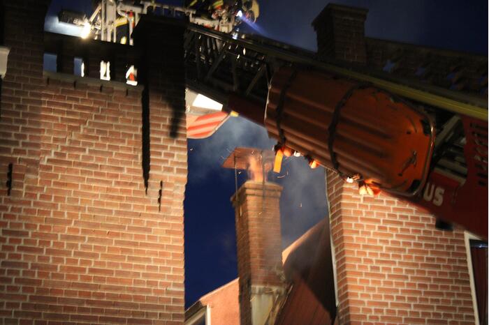 Veel rook door schoorsteenbrand