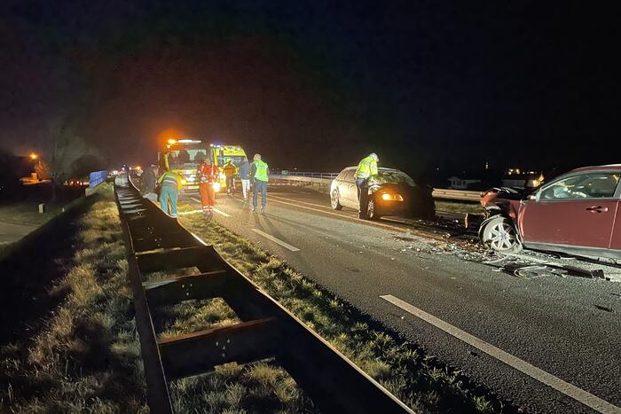 Persoon gewond bij frontale botsing