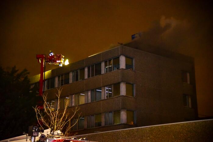 Veel rookontwikkeling bij brand in kantoorpand