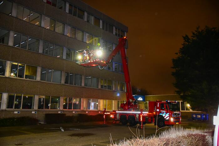 Veel rookontwikkeling bij brand in kantoorpand