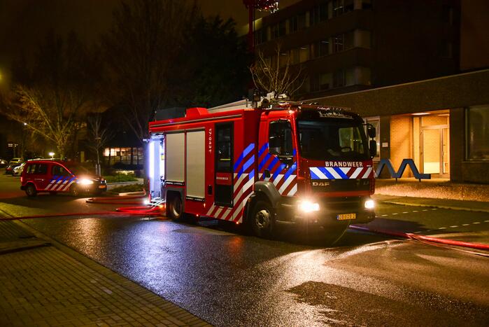 Veel rookontwikkeling bij brand in kantoorpand