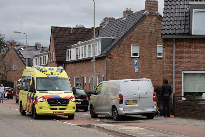 Fietsster gewond door botsing tegen portier