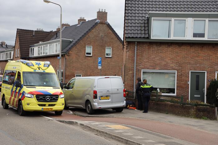 Fietsster gewond door botsing tegen portier