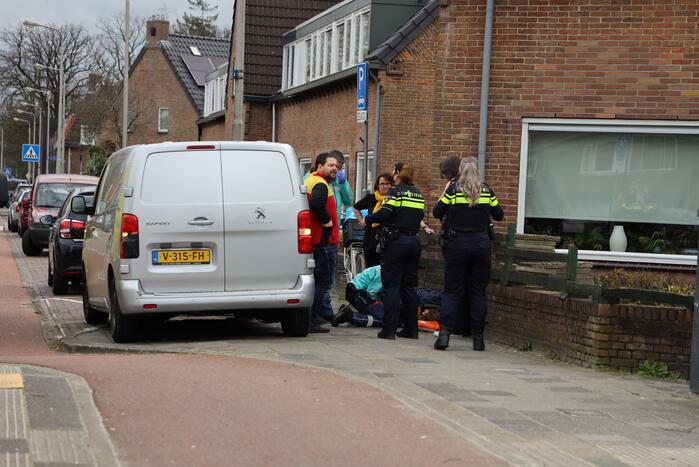 Fietsster gewond door botsing tegen portier