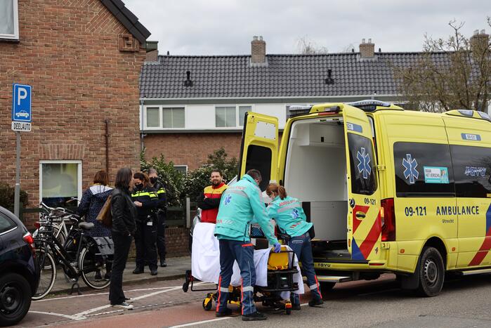 Fietsster gewond door botsing tegen portier