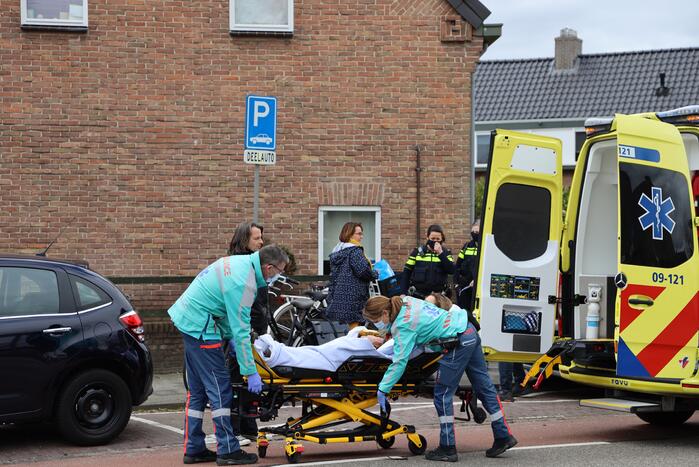 Fietsster gewond door botsing tegen portier