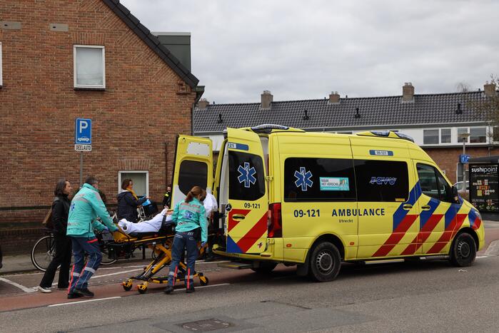 Fietsster gewond door botsing tegen portier