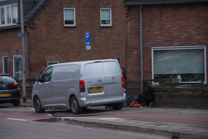 Fietsster gewond door botsing tegen portier