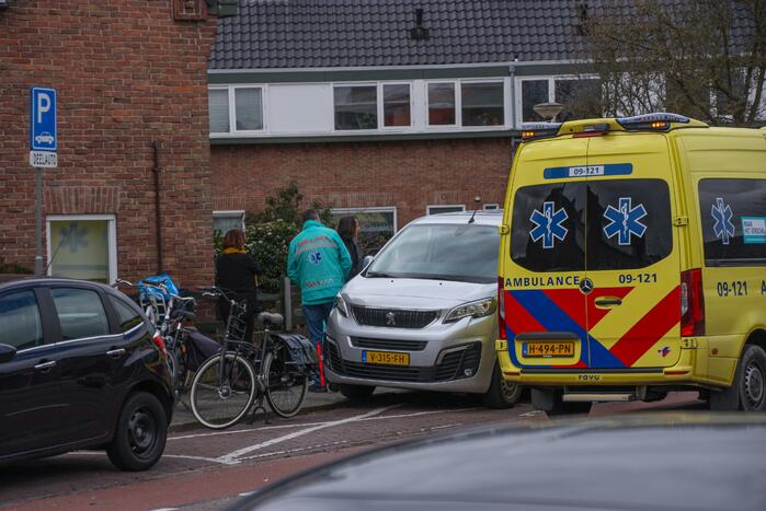 Fietsster gewond door botsing tegen portier