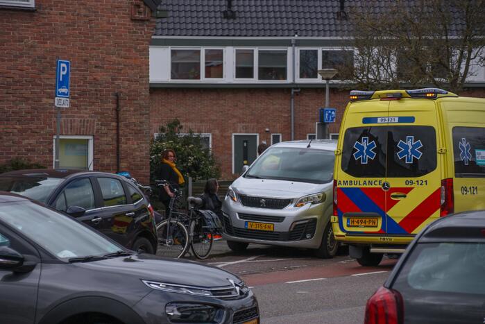 Fietsster gewond door botsing tegen portier