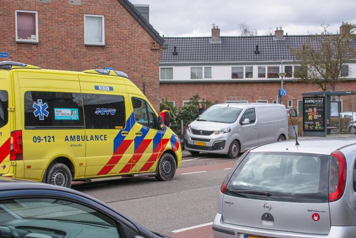 Fietsster gewond door botsing tegen portier