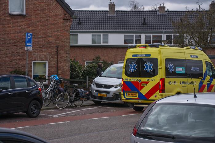 Fietsster gewond door botsing tegen portier