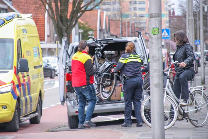 Fietsster gewond door botsing tegen portier