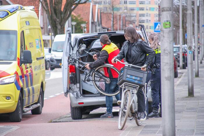 Fietsster gewond door botsing tegen portier