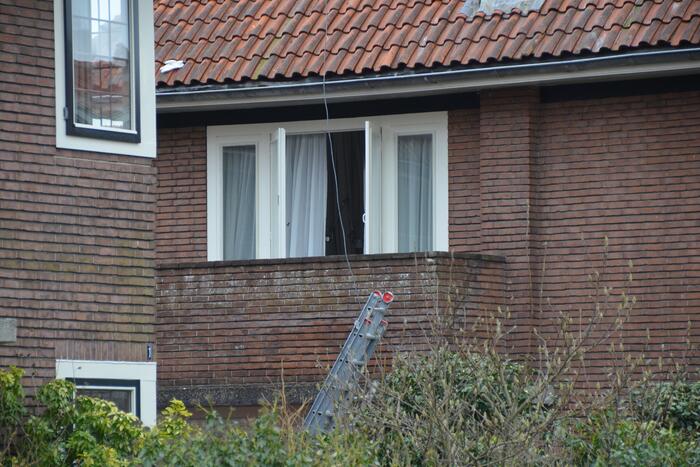 Man valt van dak en raakt gewond