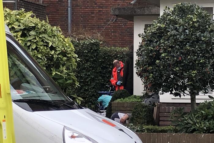 Man valt van dak en raakt gewond