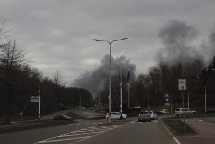 Grote uitslaande brand in loods