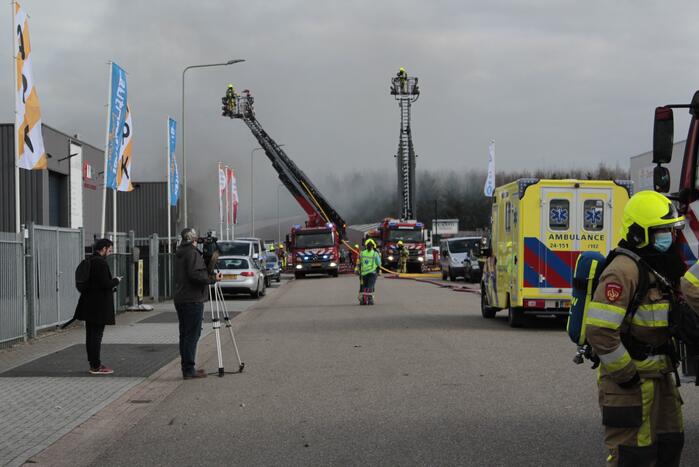 Grote uitslaande brand in loods