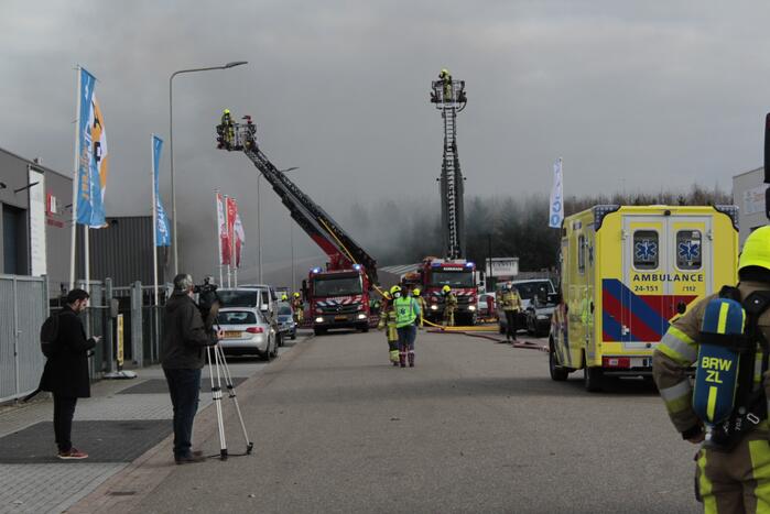 Grote uitslaande brand in loods