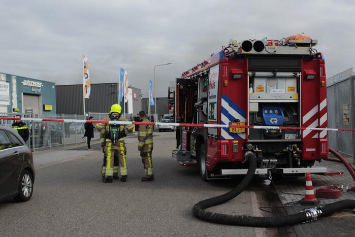 Grote uitslaande brand in loods