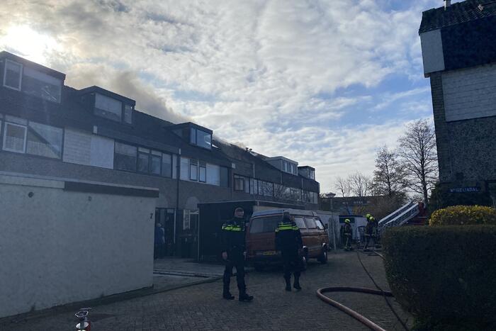Brand in dak van woning