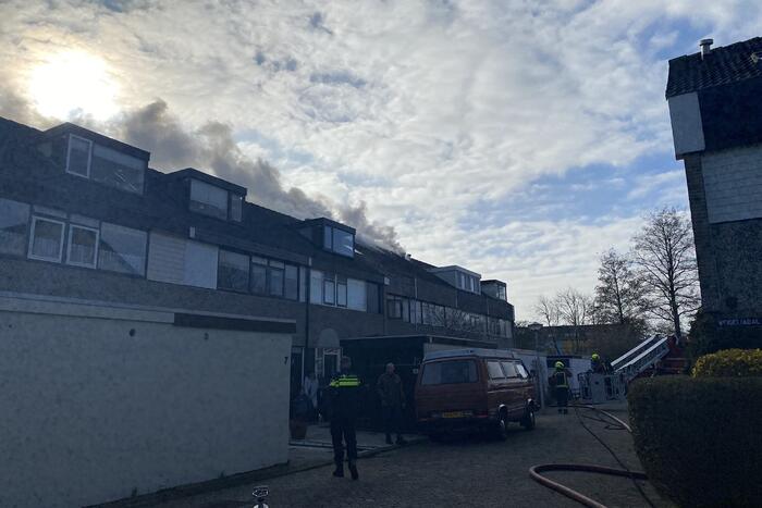 Brand in dak van woning