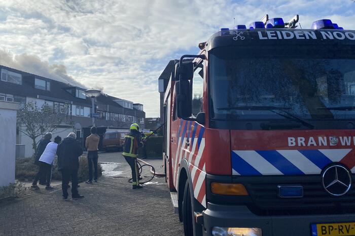 Brand in dak van woning