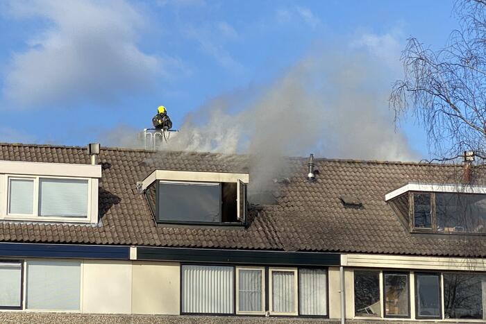 Brand in dak van woning