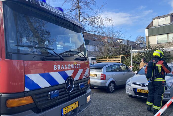 Brand in dak van woning