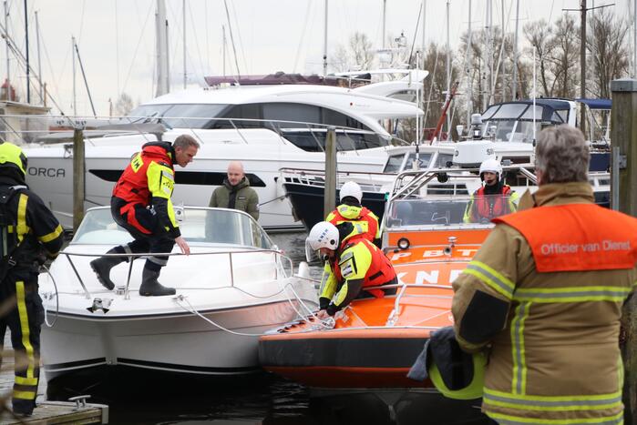 Speedboot naar de kant gebracht na problemen