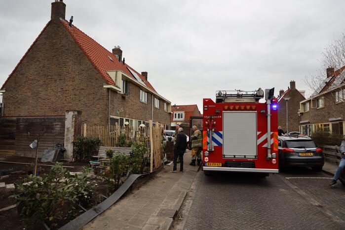 Omwonenden zien zwarte rook uit gevel komen