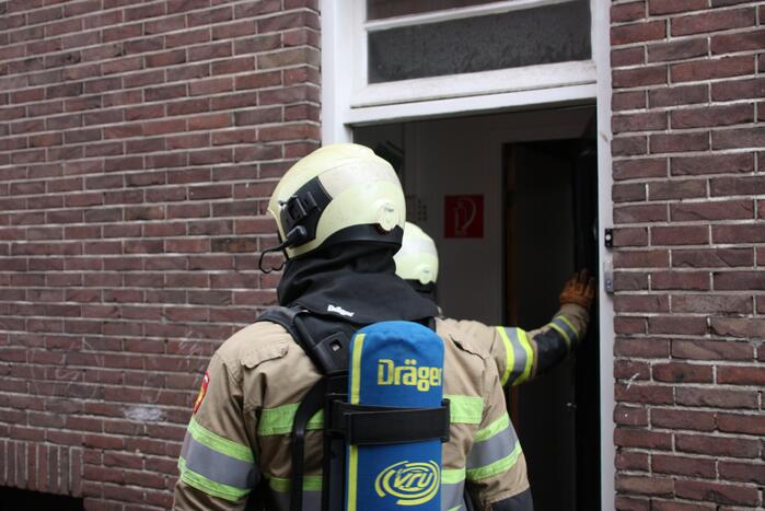 Omwonenden zien zwarte rook uit gevel komen