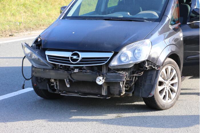 Twee auto's lopen schade op bij verkeersongeval