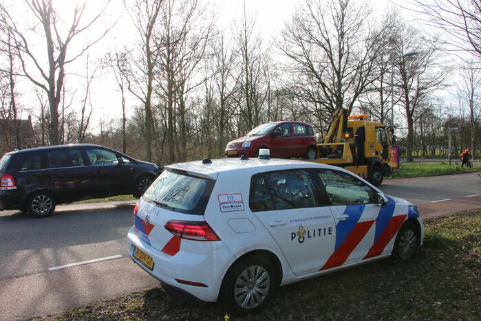 Twee auto's lopen schade op bij verkeersongeval
