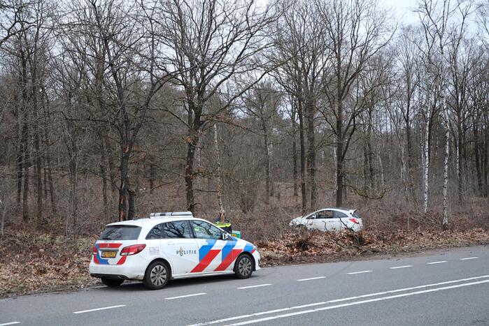 Automobiliste belandt in berm na stuurfout