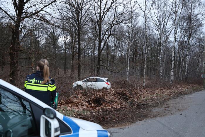 Automobiliste belandt in berm na stuurfout