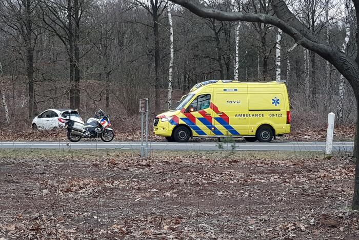 Automobiliste belandt in berm na stuurfout